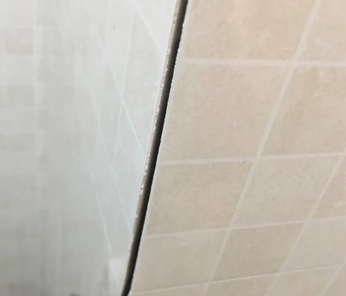 平和瓷砖空鼓维修公司分享阳台瓷砖脱落的修复过程可以分为以下几个步骤