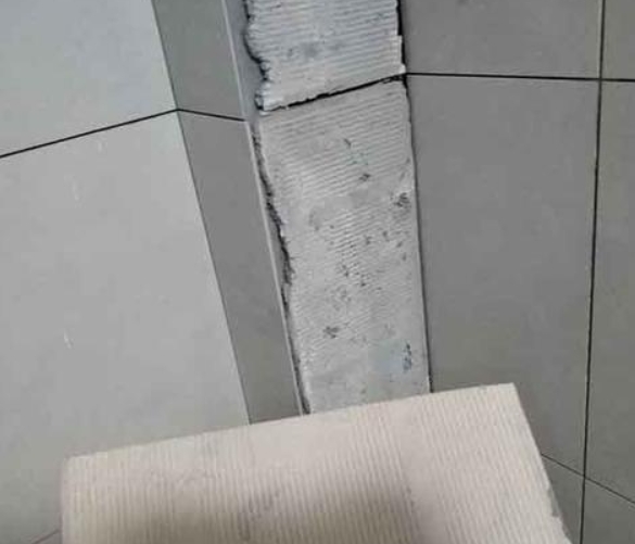 平和瓷砖空鼓维修公司分享下厨房瓷砖脱落的补救措施。